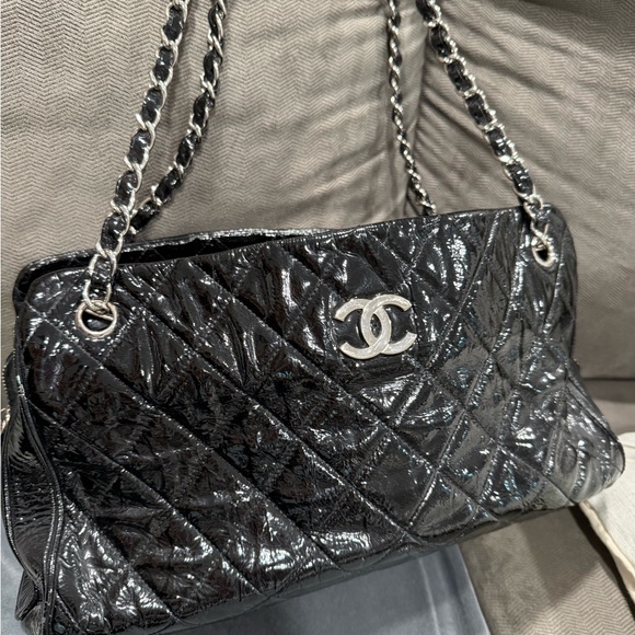 Chanel Shiny Black Quilted Shoulder Bag - Picture 1 of 9